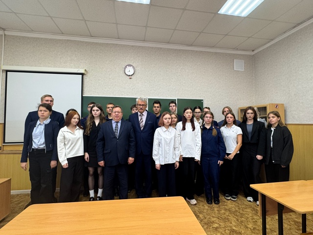 Проект «ГосСтарт.Политика» продолжает своё путешествие по школам Рязанской области, вовлекая старшеклассников в мир гражданской активности и ответственного выбора! На этот раз встреча прошла в школе № 7 «Русская классическая школа» города Рязани