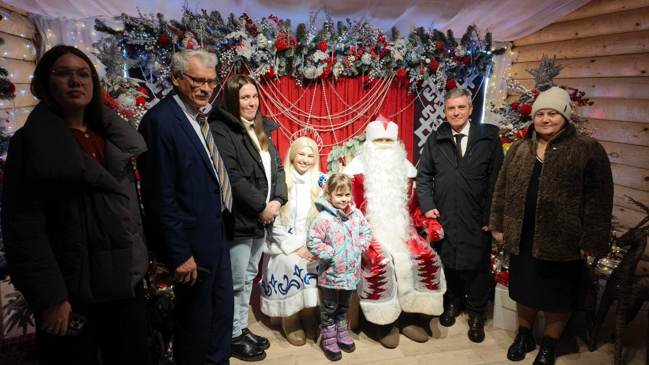 Председатель Избирательной комиссии Рязанской области Андрей Сидоренко осуществил мечту пятилетней Лизы из города Кораблино, участвовавшей в акции «Ёлка желаний»