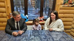 Председатель Избирательной комиссии Рязанской области Андрей Сидоренко осуществил мечту пятилетней Лизы из города Кораблино, участвовавшей в акции «Ёлка желаний»