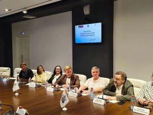 Итоговое заседание Клуба политологов Рязанской области На заседании Клуба политологов обсудили результаты трёхдневного голосования. В мероприятии приняли участие Первый заместитель Председателя Правительства Рязанской области Денис Боков и министр территориальной политики Жанна Фомина. С докладом выступил председатель Избиркома Рязанской области Андрей Сидоренко. Денис Боков, Первый заместитель Председателя Правительства Рязанской области: