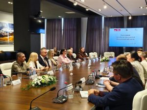 Итоговое заседание Клуба политологов Рязанской области На заседании Клуба политологов обсудили результаты трёхдневного голосования. В мероприятии приняли участие Первый заместитель Председателя Правительства Рязанской области Денис Боков и министр территориальной политики Жанна Фомина. С докладом выступил председатель Избиркома Рязанской области Андрей Сидоренко. Денис Боков, Первый заместитель Председателя Правительства Рязанской области: «Выборы прошли без эксцессов, в плановом порядке. Важнейший результат — явка свыше 56 %. Этого удалось добиться благодаря совместной работе Избиркома, Общественной палаты, политических партий и гражданского общества».