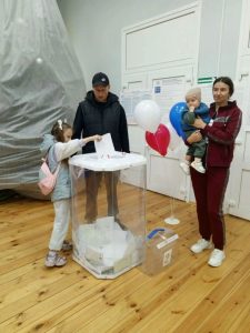 Выборы депутатов Государственной Думы Федерального Собрания Российской Федерации девятого созыва стали настоящим семейным событием для жителей Рязанской области. Многие приходят на избирательные участки вместе с детьми и внуками. Для них это пока экскурсия: они разглядывают кабины для голосования, плакаты, слушают, как взрослые говорят о важном.