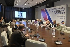 В Библиотеке имени Горького состоялась очередная пресс-сессия Общественного штаба по наблюдению за выборами Секретарь Избирательной комиссии Рязанской области Сергей Скобелев озвучил данные о явке, о количестве наблюдателей и рассказал о ходе третьего дня голосования: «Сегодня работа на всех избирательных участках идет в штатном режиме. Жалоб о нарушениях избирательного законодательства в Избирательную комиссию Рязанской области не поступало. Работа горячей линии продолжается, избиратели могут обратиться для уточнения адреса помещения для голосования, в котором они могут реализовать свое активное избирательное право».