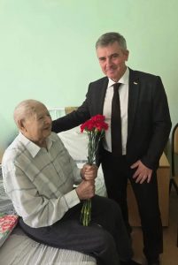 Андрей Сидоренко, председатель регионального Избиркома, поздравил ветерана Великой Отечественной войны Дмитрия Черничкина со 101-м днем рождения.